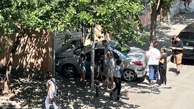 Кола излезе от пътя и се вряза в гараж в Стара Загора