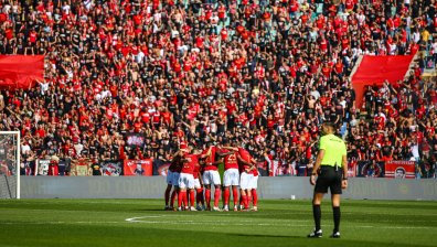 Престрелка с ракети на Вечното дерби - откараха с линейка фен на ЦСКА