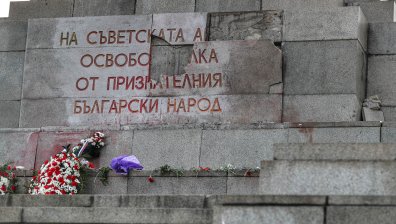 Заплашиха със смърт мъжа, счупил плочата на Паметника на съветската армия