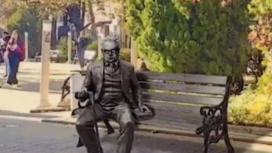 Чудомир се завръща на пейка в центъра на Казанлък (ВИДЕО)