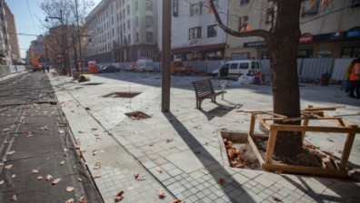 Обзавеждането и украсяването на площад "Славейков" започна