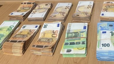 Митничари хванаха шофьор с близо 120 000 лева скрити под матрак