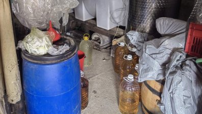 Иззеха голямо количество нелегален алкохол и гориво от частни имоти
