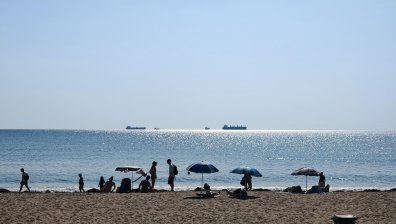 Черният флаг остава на плаж "Изток" в Свети Влас, РЗИ ще взема проби на всеки 48 часа