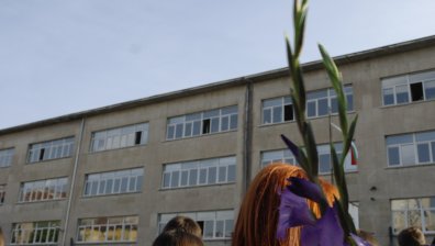Ученици и учители ще си поделят лаптопи от МОН