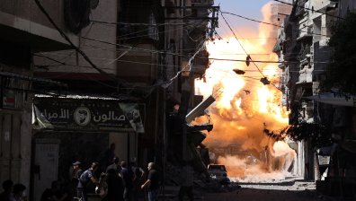 Израел с тежки удари по високи сгради в Газа, пусна листовки за евакуация (+ВИДЕО)