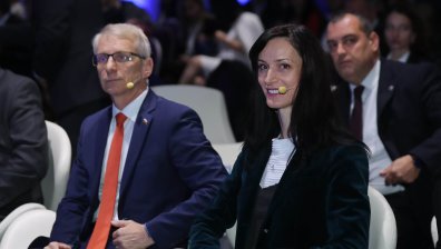 Николай Денков и Мария Габриел на среща на бизнеса с правителството