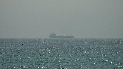 Двама моряци са в неизвестност след атака срещу танкер в Ормузкия проток