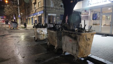 Погромът в София: Изкъртени павета и колчета, изгорели контейнери