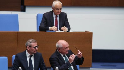 Еврото, пътната безопасност, бизнесът... Ключовите законопроекти на МС