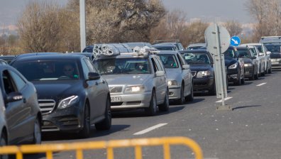 1 май: Тежък трафик, полицейски акции и укрепване на рухналата стена на "Струма"