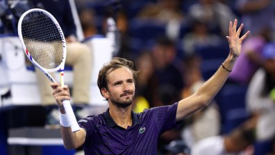 Даниил Медведев отстрани Зверев и е на 1/2-финал на турнира по тенис в Пекин