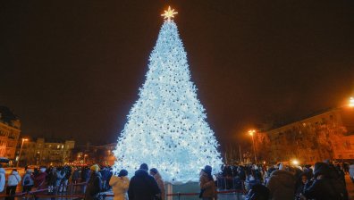 Елха в цветовете на знамето на Украйна грейна в центъра на Киев