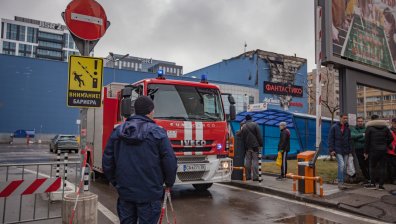 Търговският център в квартал "Гео Милев" след пламъците