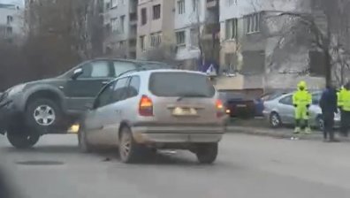 Зрелищна катастрофа с две коли в София
