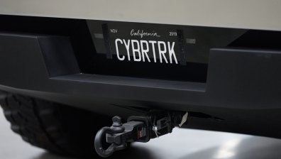 Шофьор потопи Tesla Cybertruck в езеро, докато тества режим за вода (+ВИДЕО)