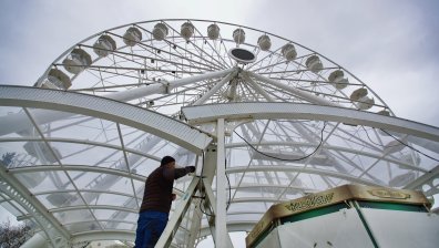 В София вдигнаха 40-метрово виенско колело (СНИМКИ)