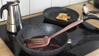 Как да почистим загорял тиган за минути