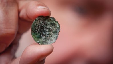 Проф. Овчаров показа нови находки от Перперикон