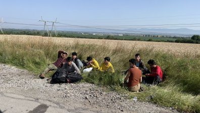 Задържаха мигранти и на изхода на село Лозен, натъпкани в микробус