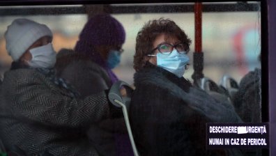 СЗО препоръча: При лоша вентилация или гости носете маска и вкъщи