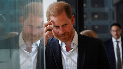 Принц Хари се връща в Лондон, за да се яви пред съда