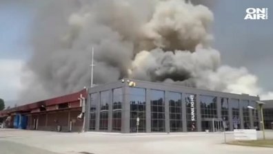 Евакуираха няколко селища в Гърция заради пожар в завод