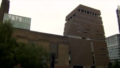 Тийнейджър бутна 6-годишно дете  от десетия етаж на галерия в Лондон