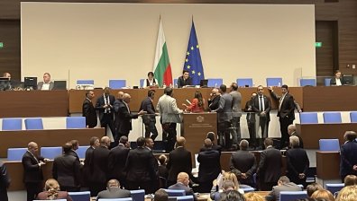 Бойкот в НС: 4-ма депутати гласуваха при пълна зала, закриха заседанието заради липса на кворум