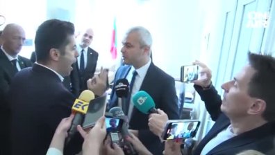 Скандал в парламента заради Пеевски, Петков нахлу в стаята на "Възраждане"