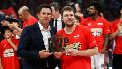 Александър Везенков и "Олимпиакос" триумфираха с титлата в Гърция