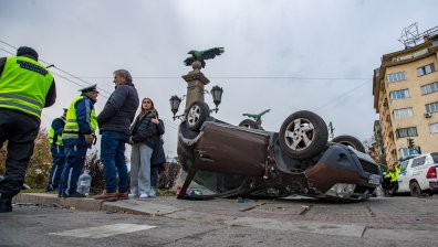 Кола се обърна по таван и затруднява движението на Орлов мост в София