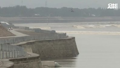 Китайска река впечатлява със страховита приливна вълна