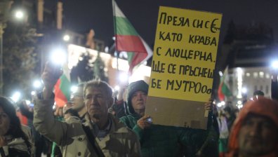 След сблъсъците пред БНТ: Пострада Ренета Инджова