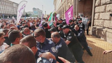 Протестиращи опитаха да нахлуят в МС: "Мислят си, че може да се подиграват с миньори и енергетици"