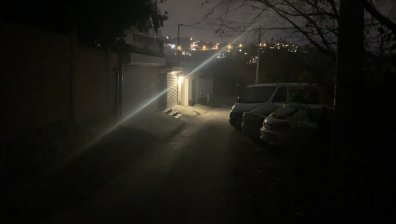 Варненци с фенерчета по потънала в мрак опасна улица