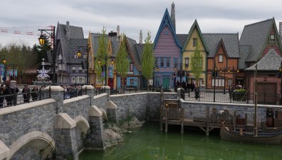 Макрон се потопи в магията на разширения Дисниленд в Париж (СНИМКИ)