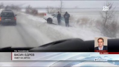 Васил Едрев за снежния ад край Айтос: АПИ трябваше да забрани товарните превози