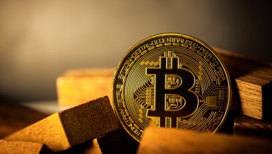 Биткойнът над $70 000, криптопазарът устоява на негативни новини
