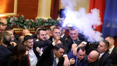 Бой и факли в албанския парламент