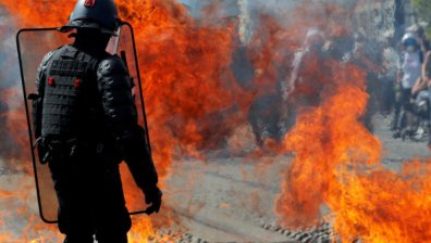 Сблъсъци и напрежение по време на протест на "жълтите жилетки" във Франция