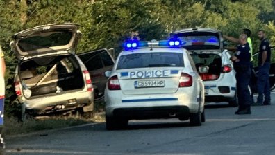 Мигранти избягаха от полицията и самокатастрофираха в Перник