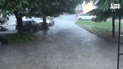 Силна градушка удари Ямболско снощи, няколко села останаха без ток