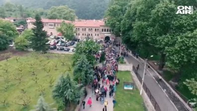 Хиляди на литийно шествие: Чудотворната икона на Св. Богородица тръгва към "Клувията"