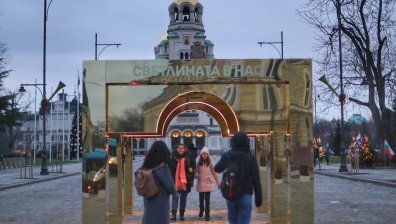 "Кич от китайски сайт" - златната арка пред "Ал. Невски" "взриви" обществото, липсва килимчето