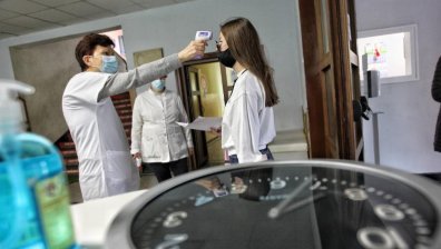 Директори и учители за задължителните маски в училище: Контролът е трудно постижим