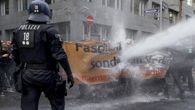 Протест срещу маските в Германия, полицията използва водно оръдие (ВИДЕО)
