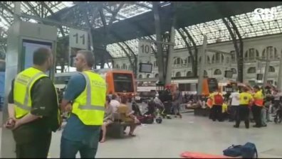 Влак катастрофира в Барселона, 48 души са ранени
