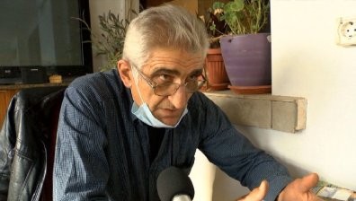 Протегната ръка: Мъж помага с пари на две блокирани в Атина жени