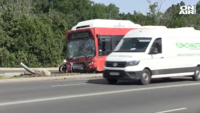 Автобус катастрофира на оживен булевард в Бургас, помете два стълба